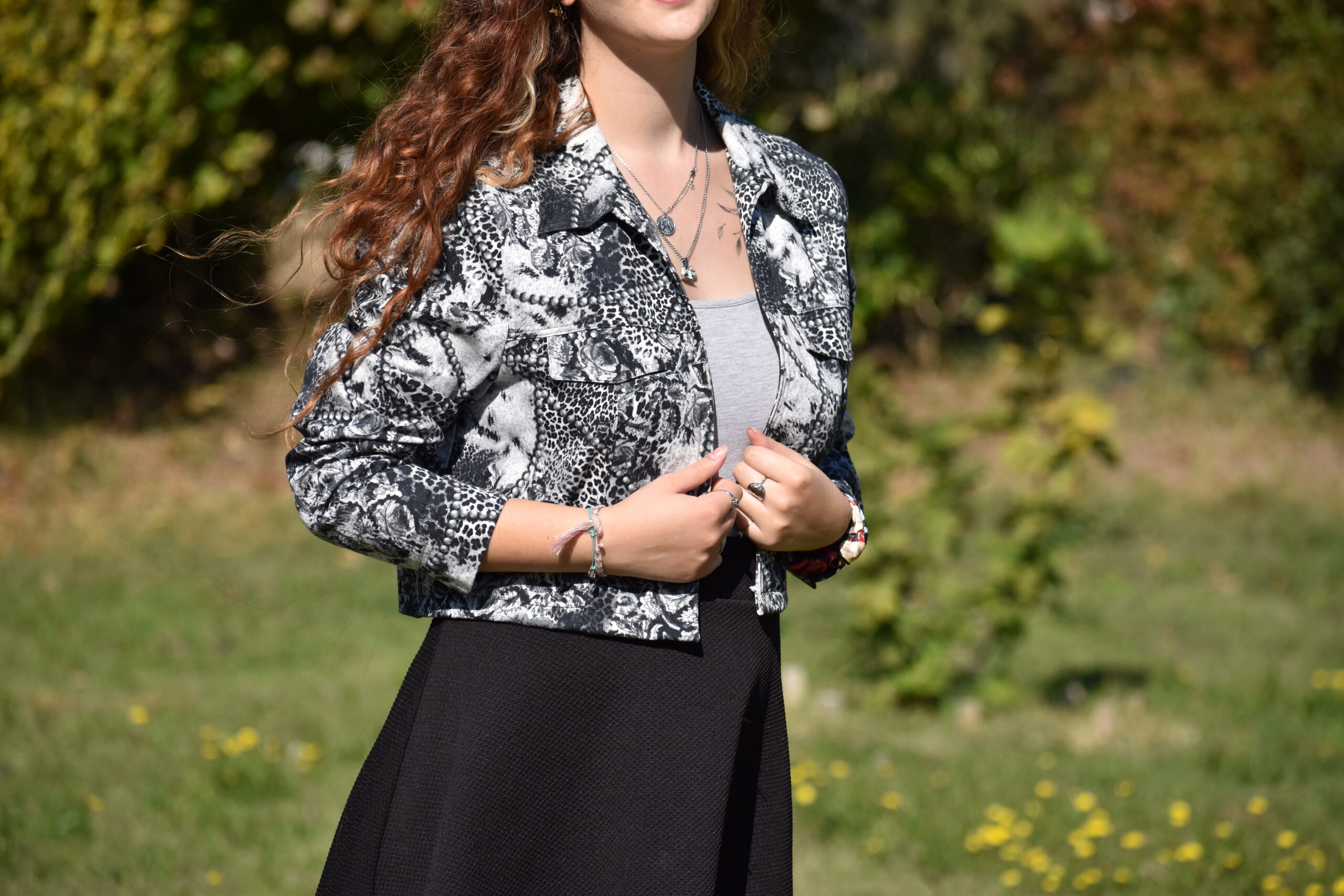 Veste noire et blanche à motifs