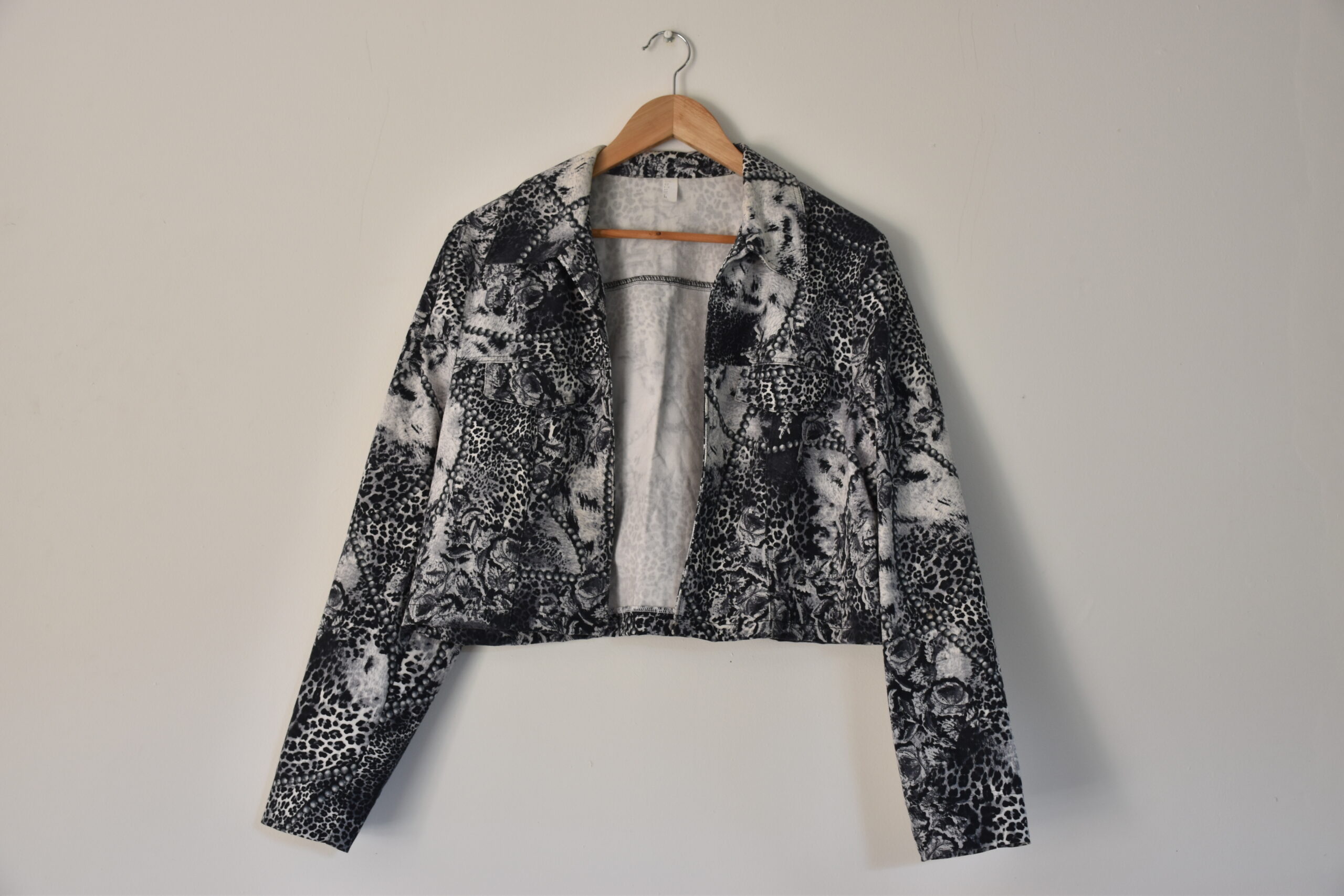 Veste noire et blanche à motifs