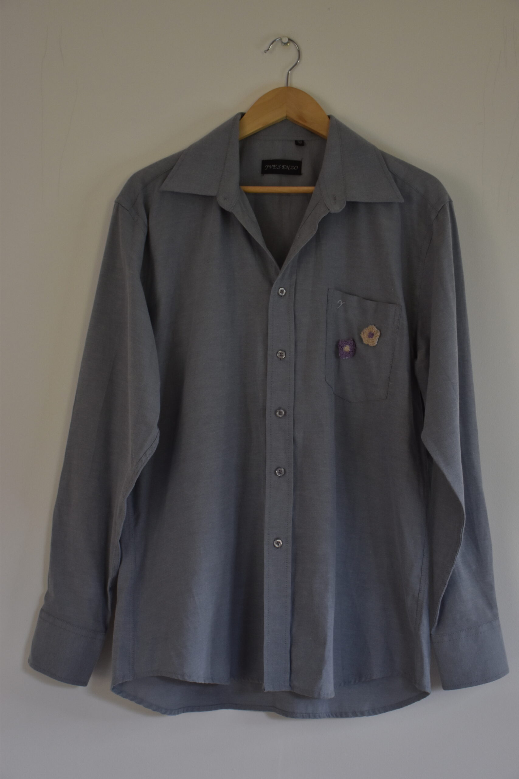 Chemise grise avec fleurs en punch needle