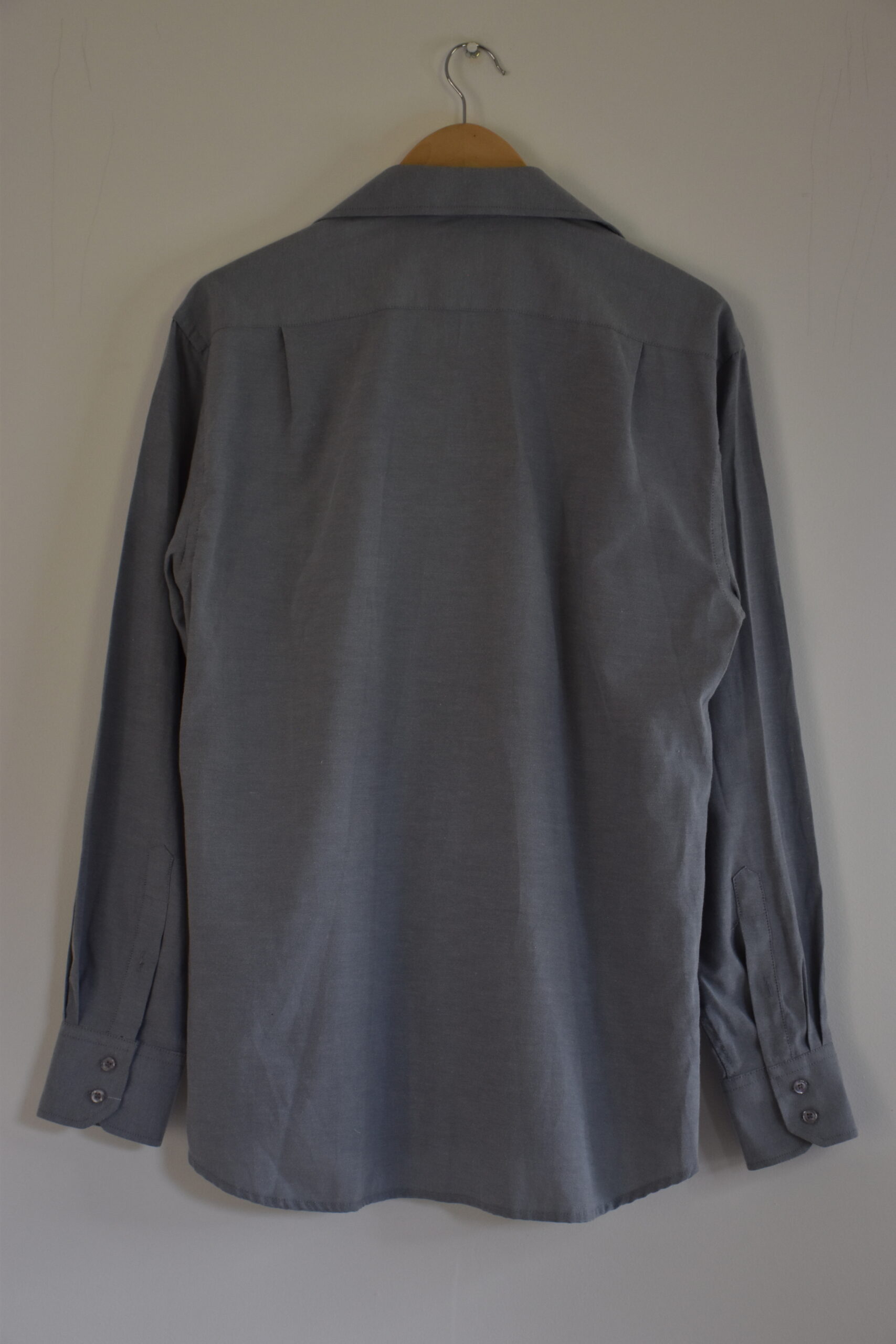Chemise grise avec fleurs en punch needle