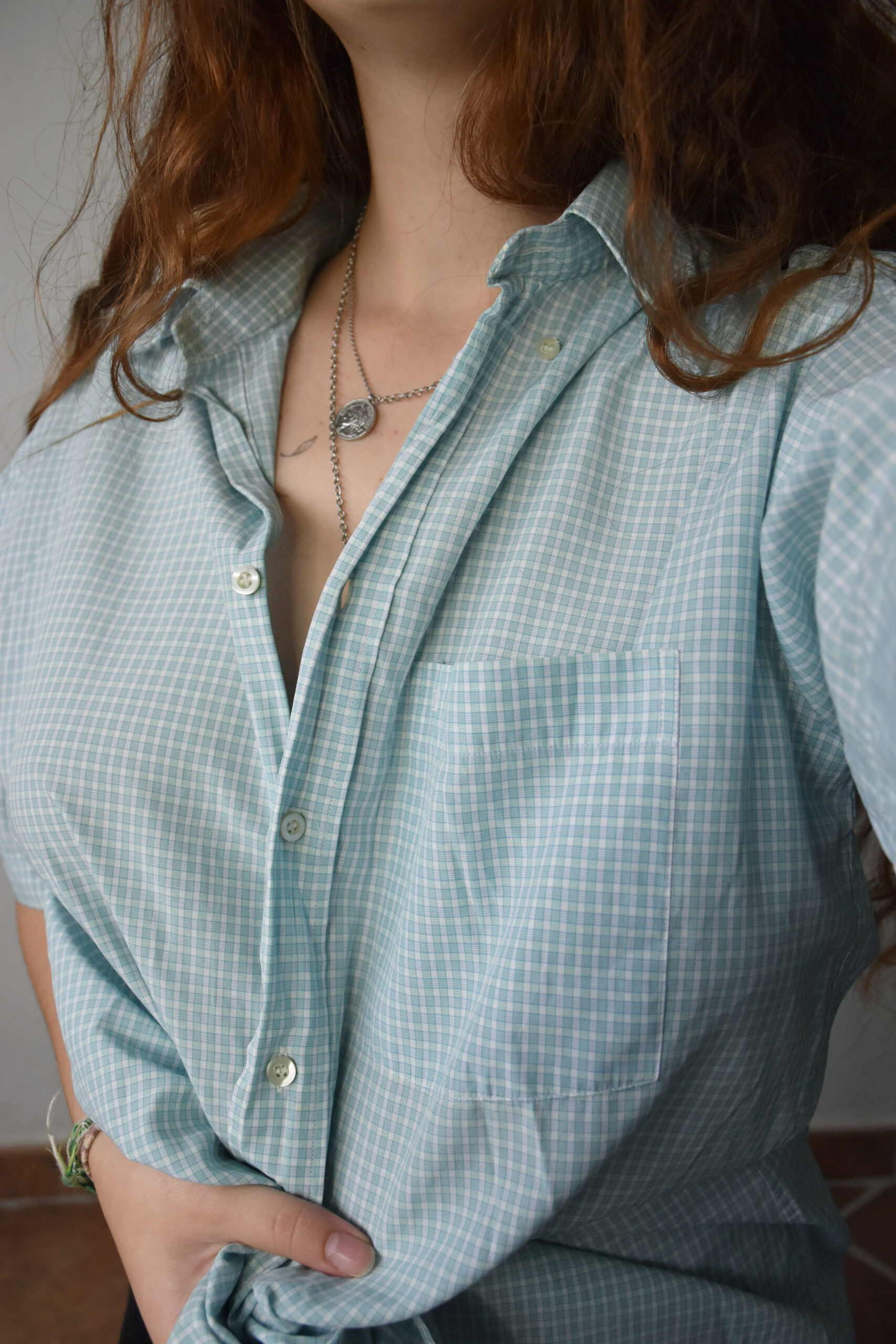 Chemise bleue à petits carreaux