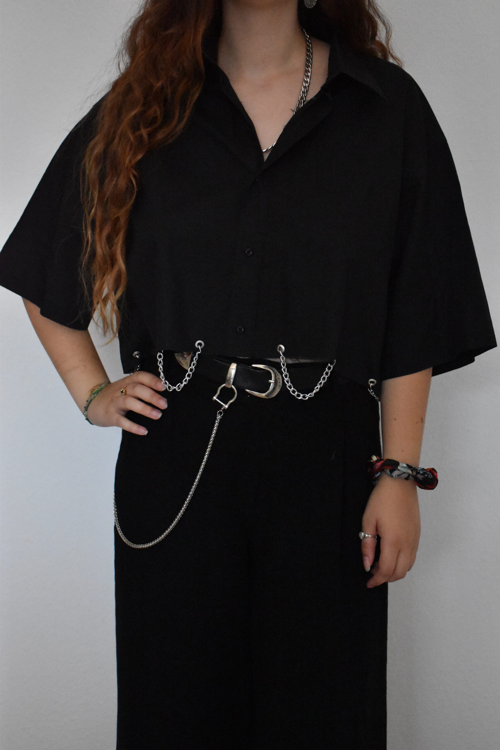 Chemise noire crop à chaînes