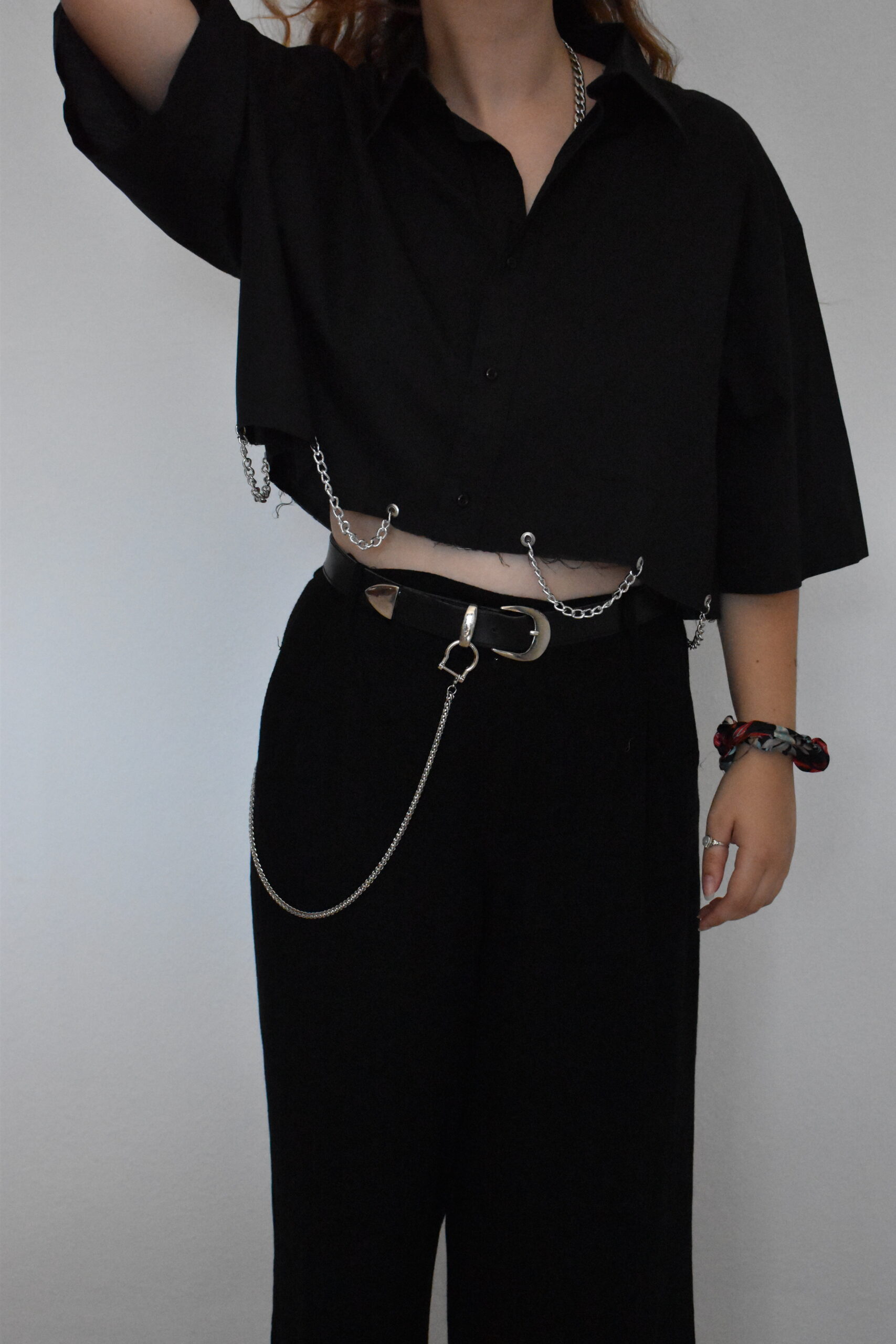 Chemise noire crop à chaînes